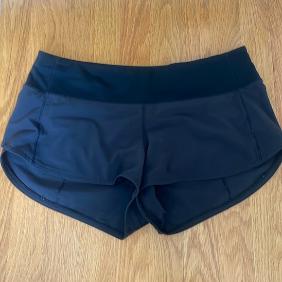 Lululemon low rise 2.5 shorts - Picture 1 of 4